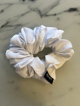 Scrunchie aus Satin - weiss