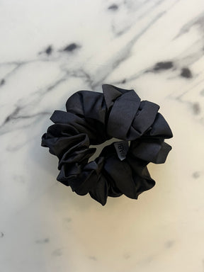 Scrunchie aus Satin - schwarz