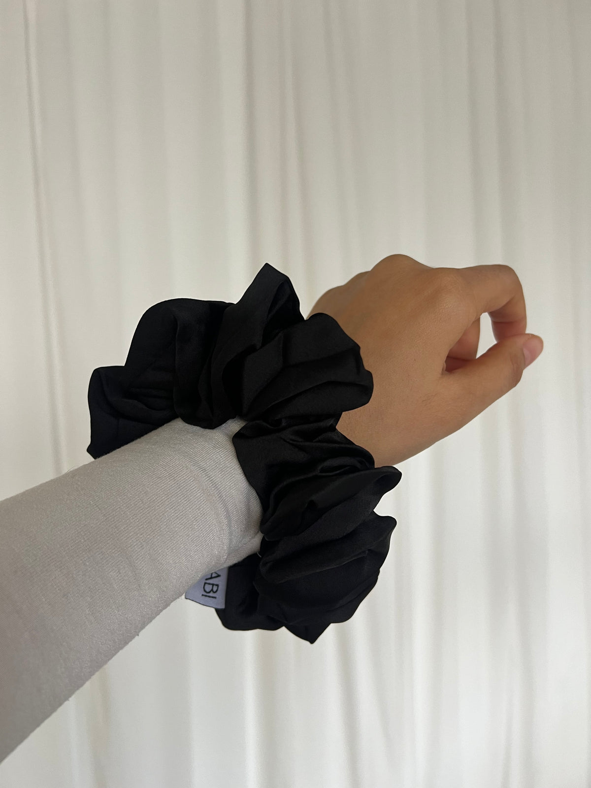 Scrunchie aus Satin - schwarz