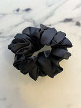 HIJABI Satin Scrunchy - schwarz