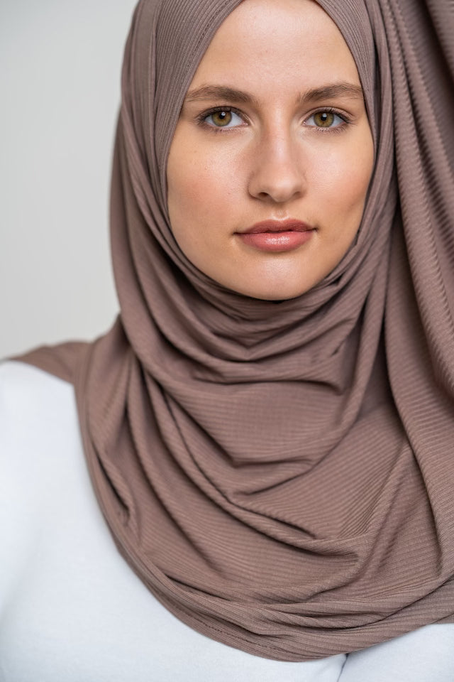 gerippter-jersey-hijab-braun
